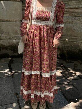 1970s prairie calico floral dress